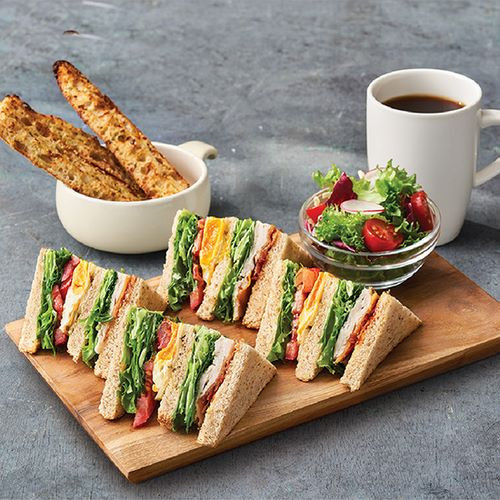 샐러드 듬뿍 클럽 샌드위치 브런치