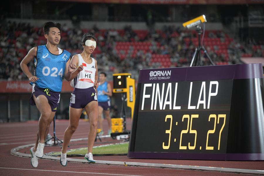 19일 나고야에서 열린 '제5회 아이치·나고야 아시안 패러게임' 육상 여자 1500m T11 결승전에서 중국의 허산산(何珊珊), 황쩡리(黃增麗) 선수가 각각 금, 은메달을 거머쥐었다. 이날 결승전에서 허산산 선수(오른쪽)가 가이드 러너 정찬란(鄭燦冉)과 함께 달리고 있다. (사진/신화통신)