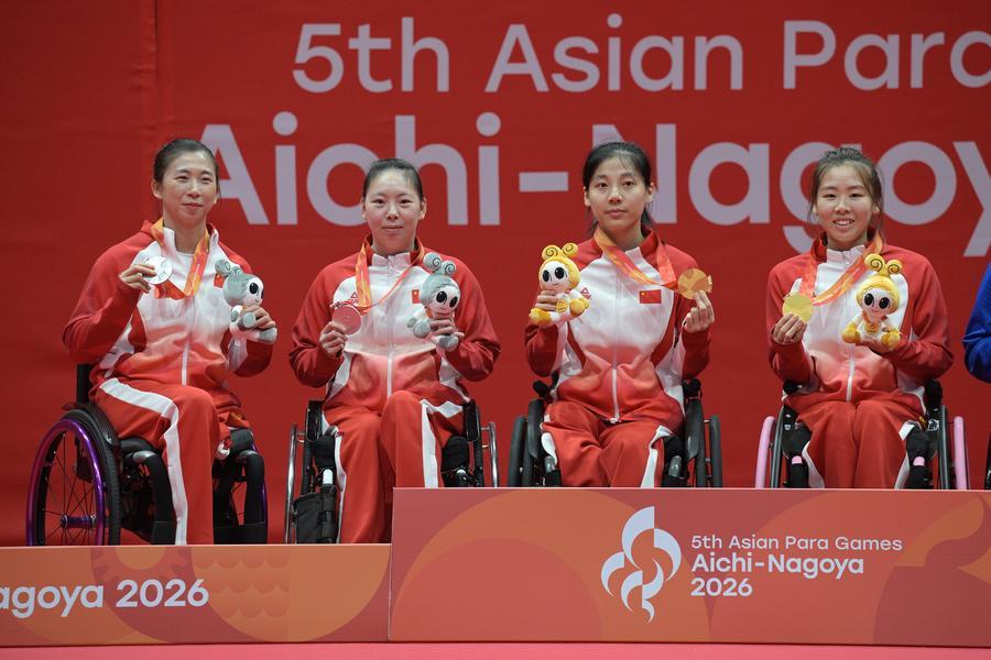 23일 '제5회 아이치·나고야 아시안 패러게임' 배드민턴 여자 복식 WH1-WH2 시상식이 열렸다. 이날 시상식에서 우승을 차지한 중국의 류위퉁(劉禹彤·오른쪽 둘째)-인멍루(尹夢璐·오른쪽 첫째) 조와 준우승을 차지한 중국의 쉬팅팅(徐婷婷·왼쪽 첫째)-양판(楊帆) 조가 기념촬영을 하고 있다. (사진/신화통신)