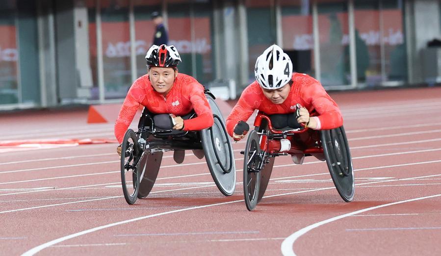 21일 '제5회 아이치·나고야 아시안 패러게임' 육상 여자 100m T51/T52/T53 결승에 참가한 중국의 가오팡(高芳·오른쪽), 저우훙좐(周洪轉) 선수가 결승선을 통과하고 있다. 이날 경기에서 가오팡 선수가 우승을 차지하고 저우훙좐 선수가 2위에 올랐다. (사진/신화통신)