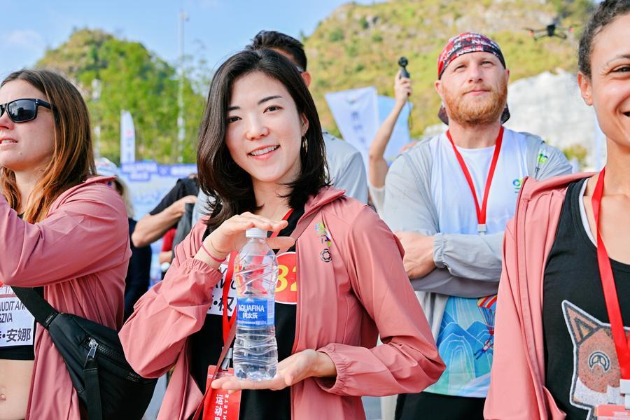 20일 구이저우성 첸시난주 전펑현 화장협곡대교에서 열린 국제 하이브릿지 베이스점프 초청대회 개막식에 참여한 권혜연. (사진/신화통신)