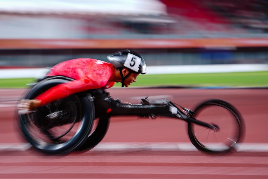 23일 '제5회 아이치·나고야 아시안 패러게임' 육상 남자 5000m T54 결승전에서 중국의 뤄싱촨(羅興傳) 선수가 준우승을 차지했다. 이날 트랙을 질주하는 뤄싱촨 선수. (사진/신화통신)