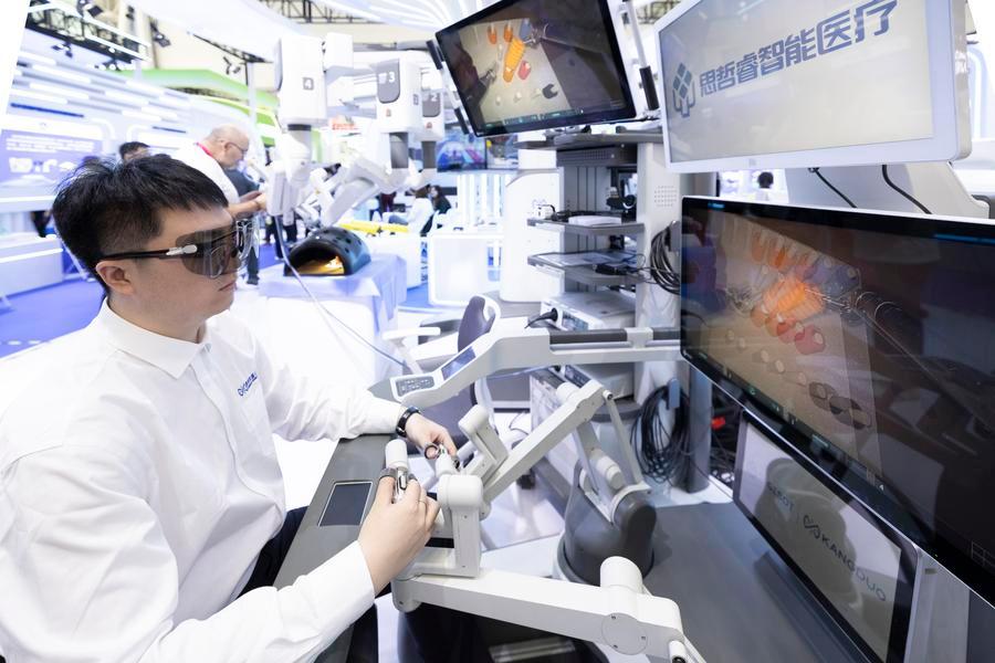 지난 5월 17일 '제10회 중·러 박람회' 현장에서 디지털 수술 로봇을 시연하고 있는 참가자. (사진/신화통신)