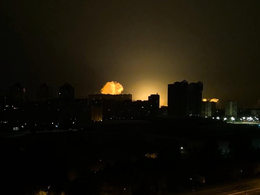 지난달 17일 새벽 우크라이나 수도 키예프에서 미사일 공격으로 짙은 연기가 피어오르고 있다. (사진/신화통신)