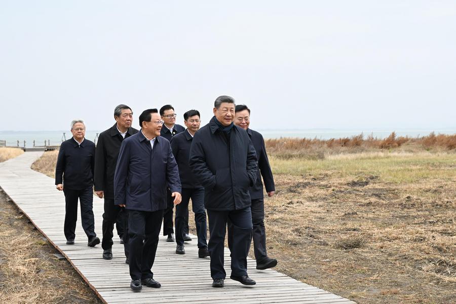 시 주석이 관계자들과 함께 황치하이 자연보호구를 둘러보고 있다. (사진/신화통신)