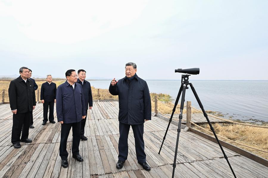 시진핑(習近平) 중국 국가주석이 네이멍구(內蒙古)자치구 우란차부(烏蘭察布)시 차하얼(察哈爾)유이첸(右翼前)기의 황치하이(黃旗海) 자연보호구를 시찰하고 있다. (사진/신화통신)