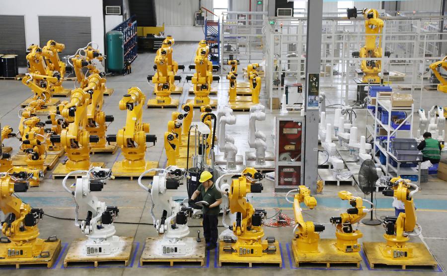지난 6월 30일 장쑤(江蘇)성 난징(南京)에 위치한 아이쓰둔(埃斯頓)자동화(ESTUN AUTOMATION) 회사 작업장에서 산업로봇을 테스트하는 직원. (사진/신화통신)