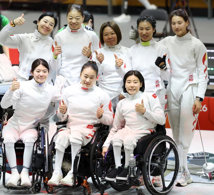 22일 '제5회 아이치·나고야 아시안 패러게임' 휠체어 펜싱 여자 에페 단체 결승전에서 중국팀이 중국 홍콩팀을 30대10으로 물리치고 금메달을 획득했다. 이날 중국팀과 중국 홍콩팀 선수가 경기 후 기념사진을 찍고 있다. (사진/신화통신)