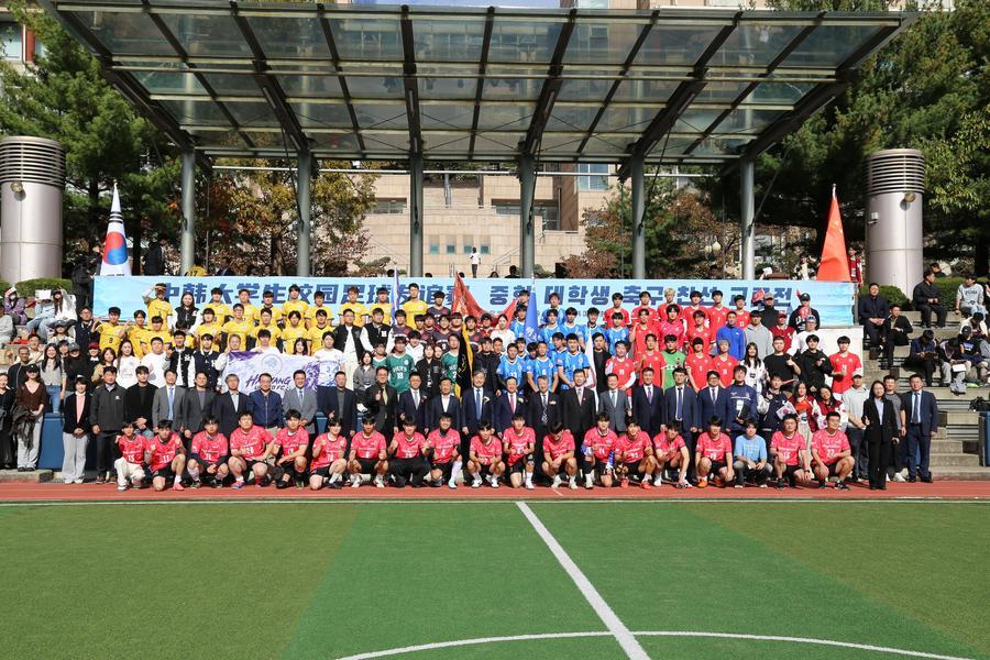 내빈과 참가 선수들이 25일 '제1회 중·한 대학생 캠퍼스 축구 친선 교류전' 개막식에서 기념사진을 찍고 있다. (사진/신화통신)