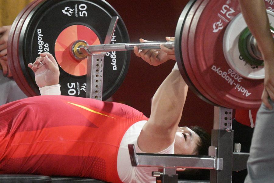 21일 '제5회 아이치·나고야 아시안 패러게임' 역도 남자 97㎏급 경기에서 중국의 예지슝(葉繼雄) 선수가 은메달을 획득했다. 이날 경기 중인 예지슝 선수. (사진/신화통신)