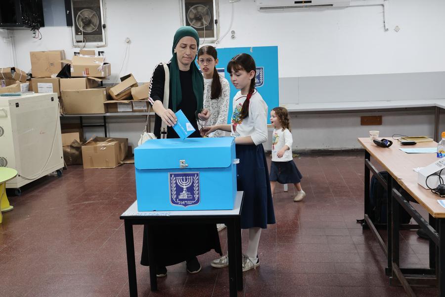 지난 27일 이스라엘 중부 도시 브네이 브라크의 한 투표소에서 투표하는 유권자. (사진/신화통신)