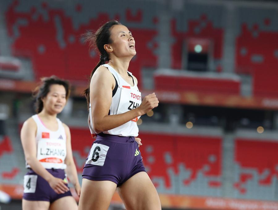 21일 일본 나고야에서 육상 여자 100m T13 결승 경기가 열렸다. 이날 중국의 주린(朱琳·오른쪽) 선수가 금메달을 목에 걸었다. (사진/신화통신)