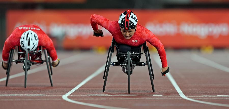 22일 나고야에서 열린 '제5회 아이치·나고야 아시안 패러게임' 여자 400m T53 결승에서 중국의 저우훙좐(周洪轉∙오른쪽) 선수와 가오팡(高芳) 선수가 각각 금, 은메달을 차지했다. 이날 저우훙좐과 가오팡 선수의 경기 모습. (사진/신화통신)