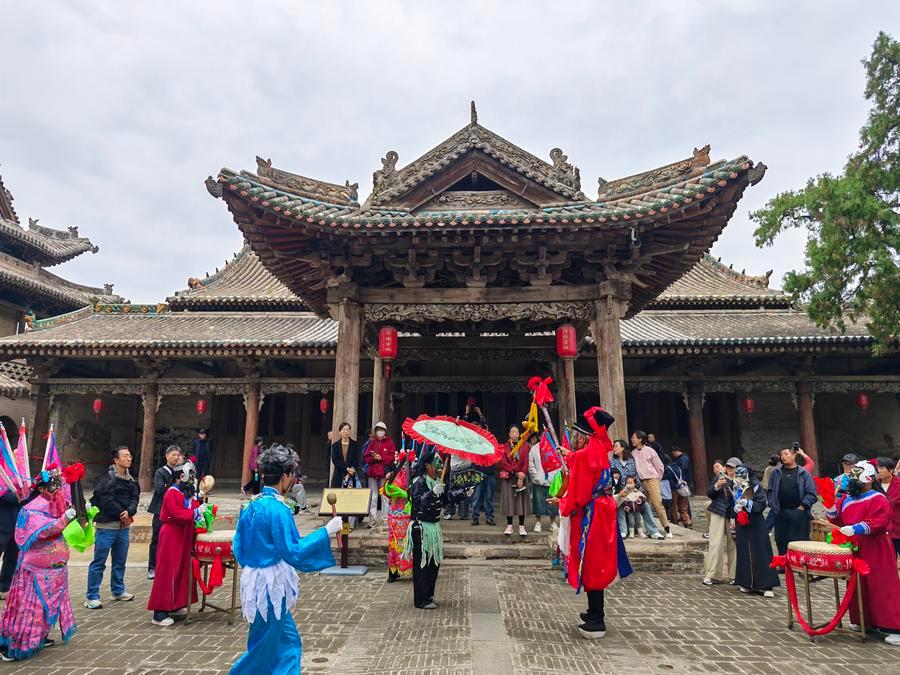 산시성 샹펀현의 전통 민간 북 음악인 '화창구(花腔鼓)' 공연이 3일 펀청고진 성황묘에서 펼쳐지고 있다. (사진/신화통신)