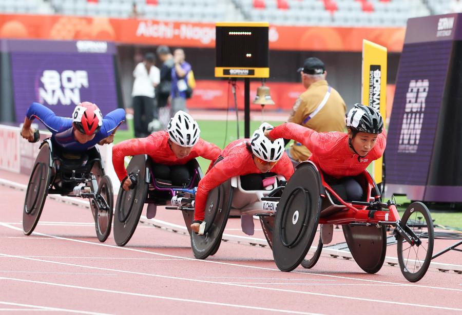 20일 경기를 펼치는 중국 저우자오첸(周召倩) 선수(앞). 이날 육상 여자 1500m T54 결승에서 중국 선수들이 금·은·동메달을 휩쓸었다. (사진/신화통신)