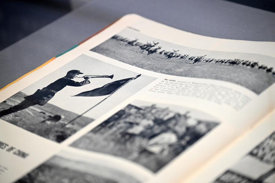 전시회에 전시된 1937년 미국 시사 잡지 '라이프'. (사진/신화통신)