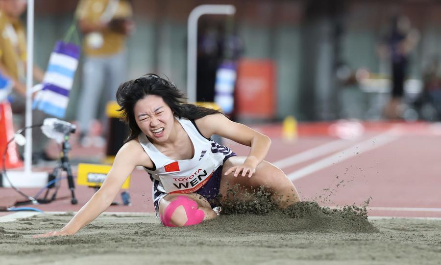 21일 '제5회 아이치·나고야 아시안 패러게임' 육상 여자 멀리뛰기 T37/T38 결승에서 중국의 원샤오옌(文曉燕) 선수가 우승을 차지했다. 이날 경기를 치르고 있는 원샤오옌 선수. (사진/신화통신)