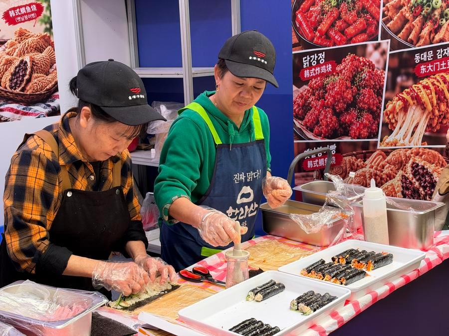 30일 '2026 한국 프리미엄 소비재 판촉전' 참가업체가 김밥을 만들고 있다. (사진/신화통신)