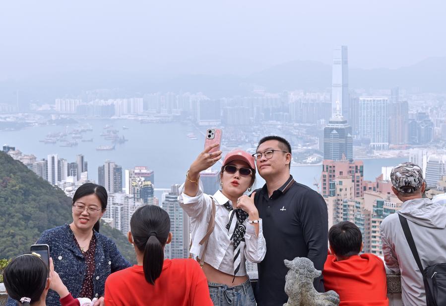 지난 2월 19일 홍콩 타이핑산(太平山) 정상에서 사진을 찍는 관광객들. (사진/신화통신)