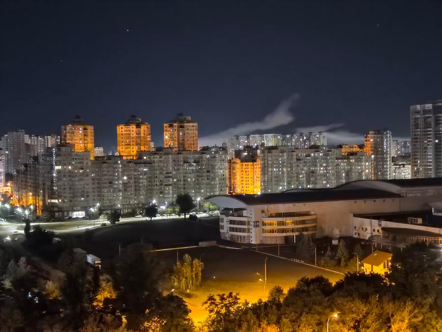 지난달 17일 새벽, 우크라이나 수도 키예프의 한 지역에 다수의 미사일이 떨어져 짙은 연기가 치솟았다. (사진/신화통신)