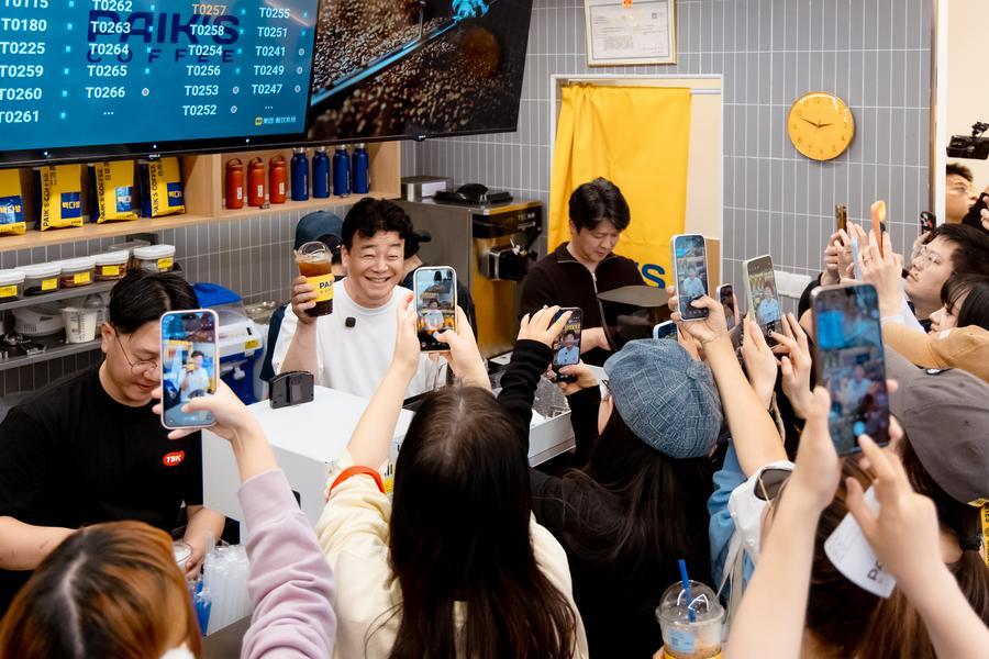 30일 한국 외식사업가 백종원이 빽다방(PAIK'S COFFEE) 상하이 1호점에서 중국 소비자들과 소통하고 있다. (취재원 제공)