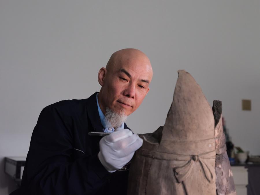 도용(陶俑)을 복원 중인 문물복원사 마위(馬宇). (취재원 제공)