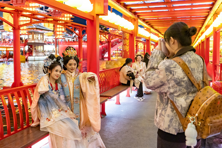 지난 3일 허베이(河北)성 탕산(唐山)시 펑난(豐南)구 허터우(河頭) 옛 거리 관광지에서 기념 사진을 찍는 관광객. (사진/신화통신)