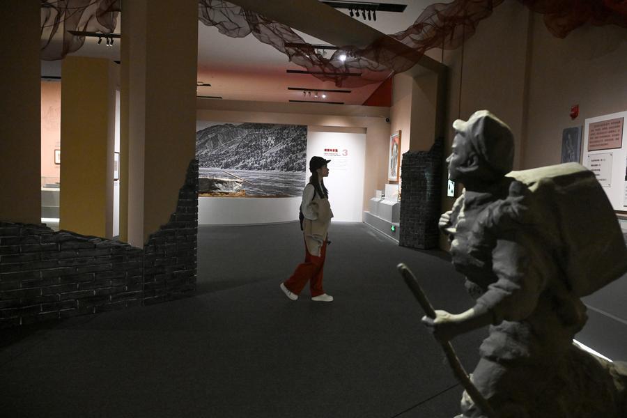 30일 '중국 공농홍군 장정 승리 90주년 기념 문물 연합 전시회'를 둘러보는 관람객. (사진/신화통신)