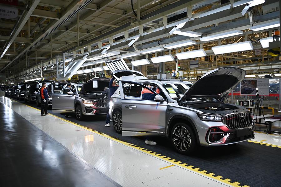지난해 10월 27일 시안(西安) 지리(吉利·Geely)자동차 생산기지의 완성차 조립 공장. (사진/신화통신)