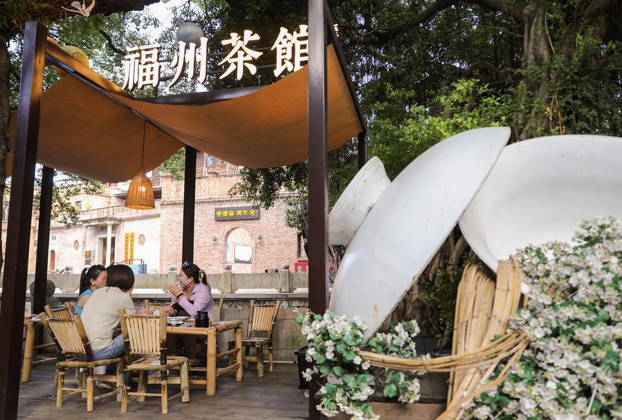 지난 8월 17일 푸젠(福建)성 푸저우(福州)시 상샤항(上下杭) 역사문화거리의 '푸저우 차관(茶館)·모리항젠(茉里杭間)'에서 시민들이 티타임을 즐기고 있다. (사진/신화통신)