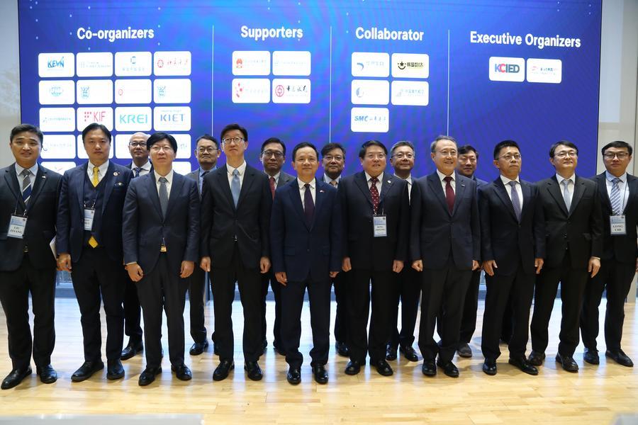 '2026 한중경제발전포럼' 참석 귀빈들이 개막식에서 기념사진을 찍고 있다. (사진/신화통신)
