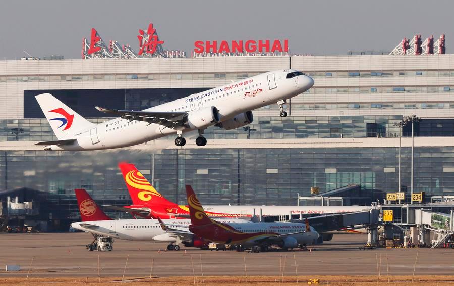 지난해 1월 1일 상하이 훙차오(虹橋)공항에서 이륙하는 중국 동방항공의 C919 여객기. (사진/신화통신)