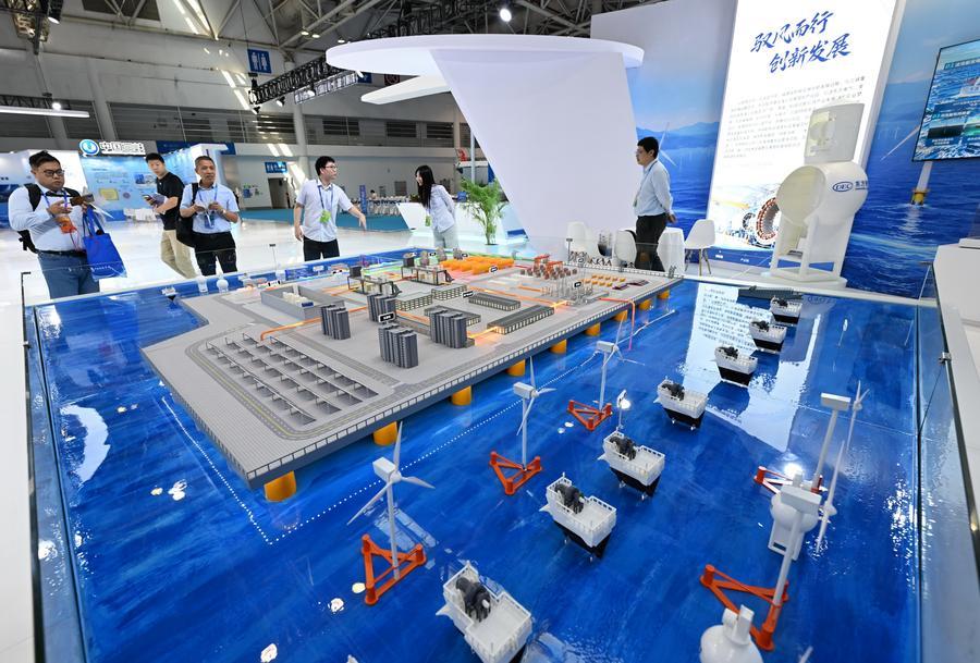 지난 16일 '2026 제4회 푸젠(福建) 국제해양장비박람회'를 찾은 관람객이 푸젠 해상 풍력발전 장비 전문 전시부스를 살펴보고 있다. (사진/신화통신)