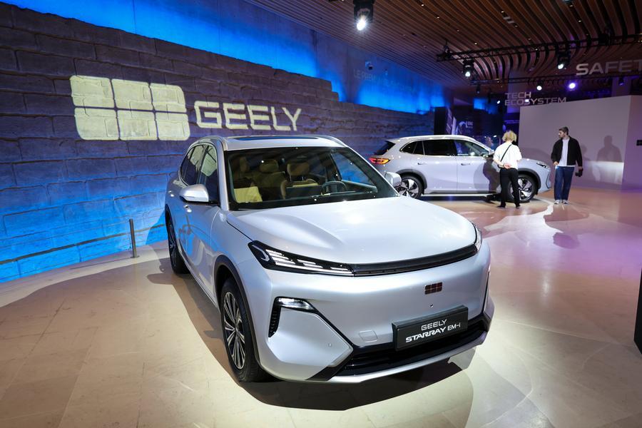 지난 4월 28일 프랑스 파리에서 지리(吉利·Geely) 전기차를 살펴보는 사람들. (사진/신화통신)