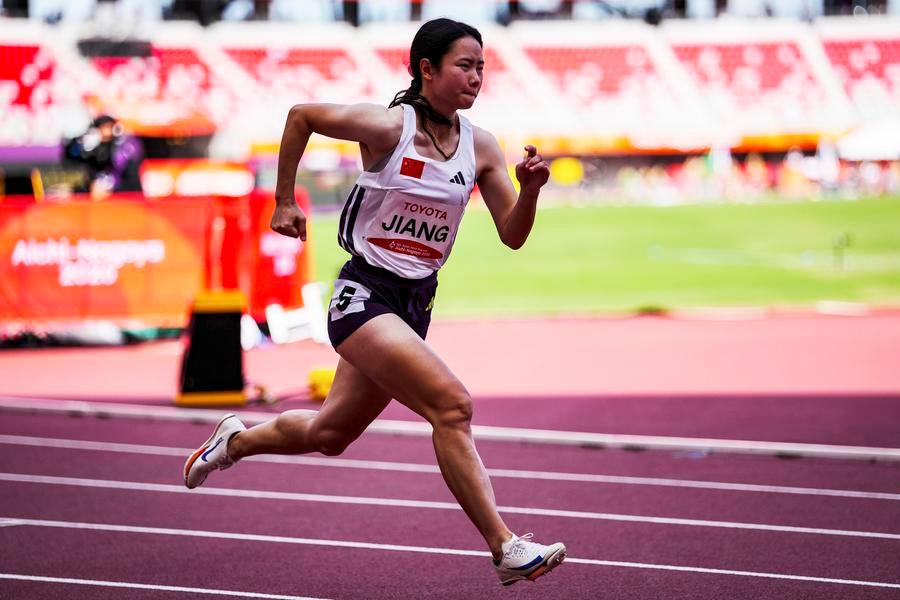 21일 중국의 장펀펀(蔣芬芬) 선수가 T38등급 육상 여자 400m 결승에서 트랙을 달리고 있다. 이날 장펀펀 선수는 금메달의 주인공이 됐다. (사진/신화통신)