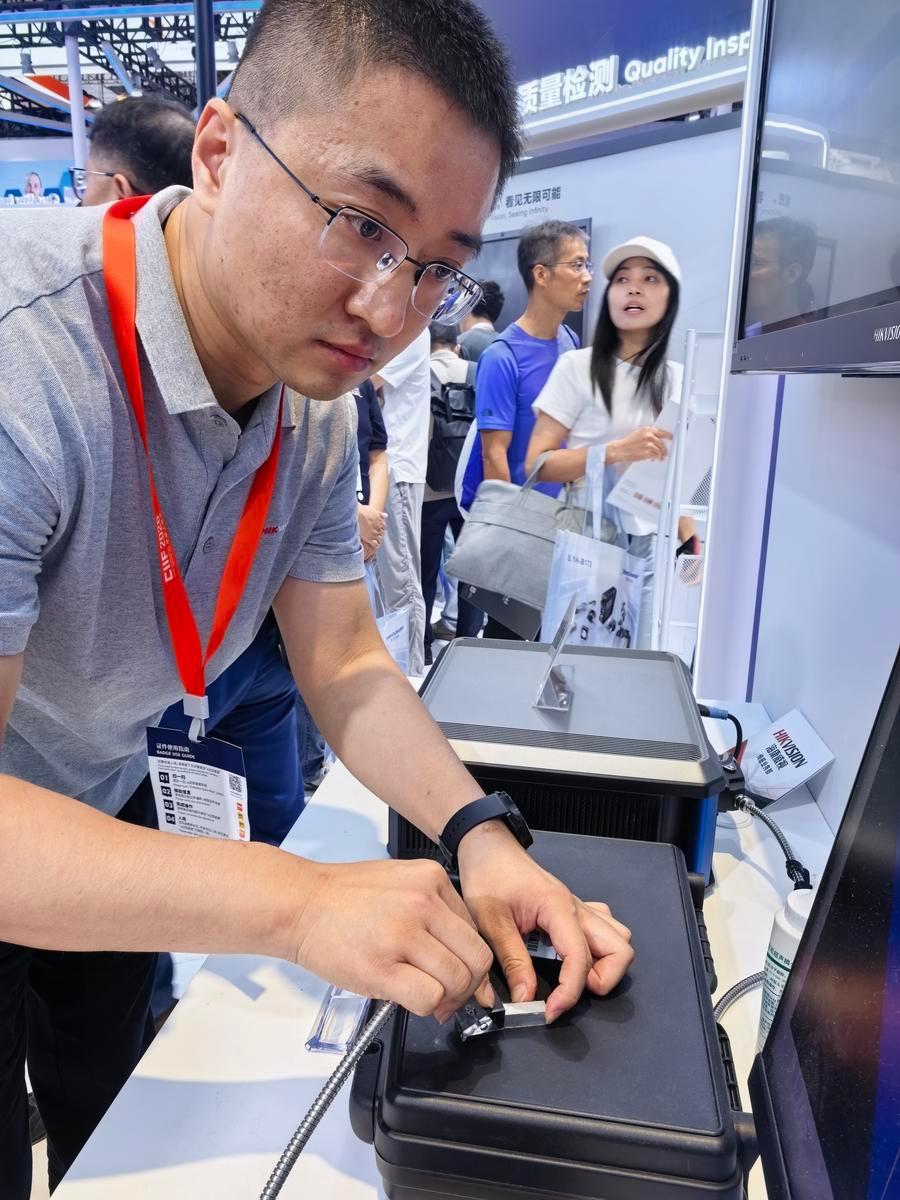 '제26회 중국국제공업박람회' 산업 자동화 전시에서 하이캉웨이스(海康威視∙Hikvision) 엔지니어가 인공지능(AI) 초음파 검사 기술을 활용해 금속 부품 검사 과정을 시연하고 있다. (사진/신화통신)