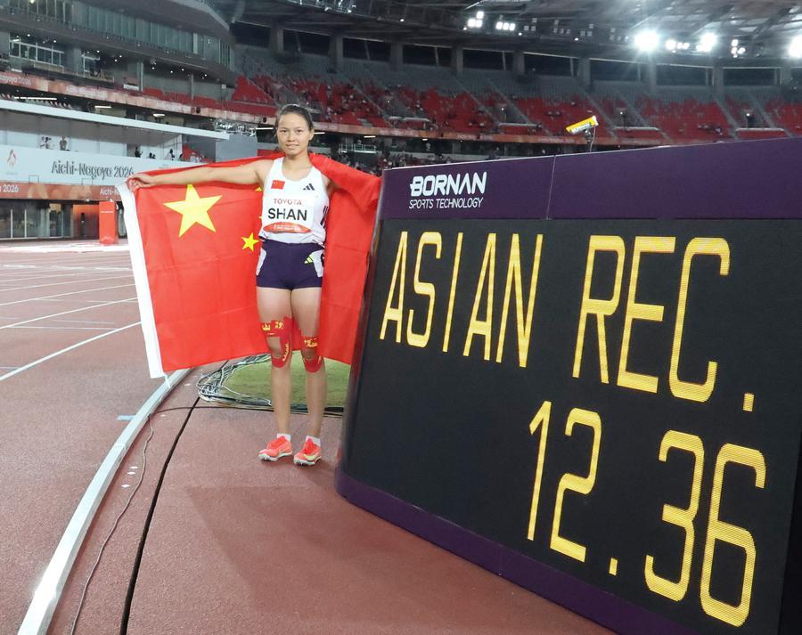 21일 육상 여자 100m T47 결승에서 중국 산제(單潔) 선수가 아시아 신기록을 세우며 금메달을 차지했다. 이날 경기를 마친 뒤 전광판 앞에서 기념촬영을 하고 있는 산제 선수. (사진/신화통신)