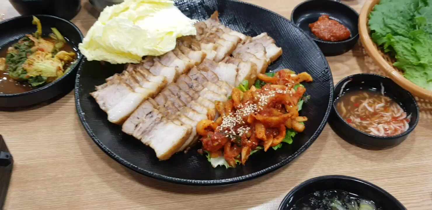 먹고있는 혀니