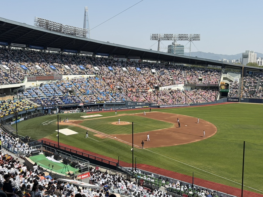 KBO LG 트윈스vs두산 베어스 잠실야구장 1루 네이비석 303블럭 11열 시야 후기 시간별 그늘 자리
