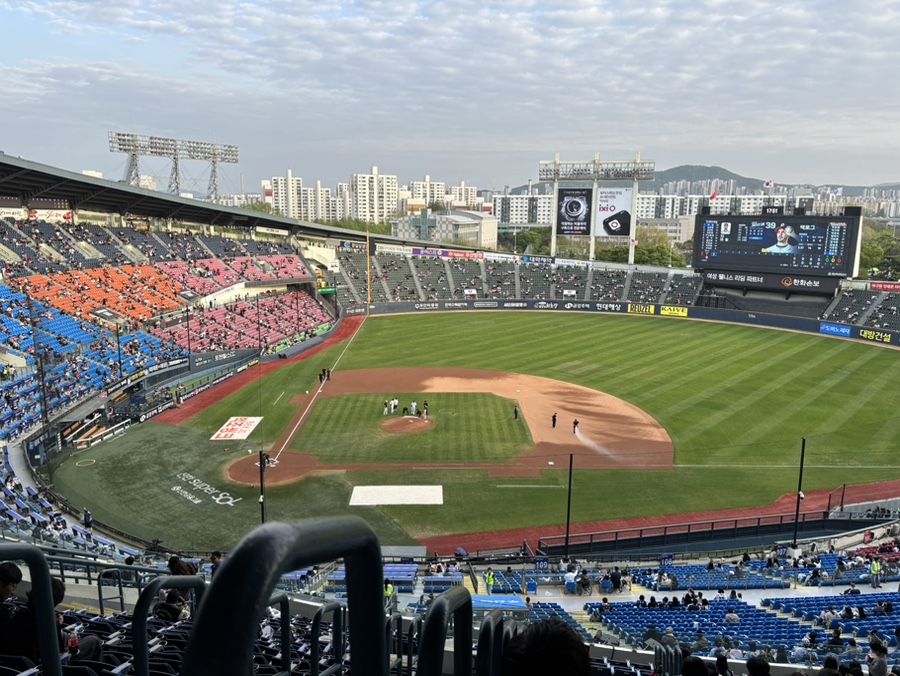 잠실야구장 1루 네이비석 311구역 통로 19열 시야 후기