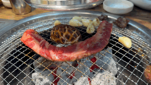 [서울 독산] 한옥집 숯불갈비 본점 : 육회가 서비스? 마늘과 표고버섯의 환상 조합 지팡갈비 후기