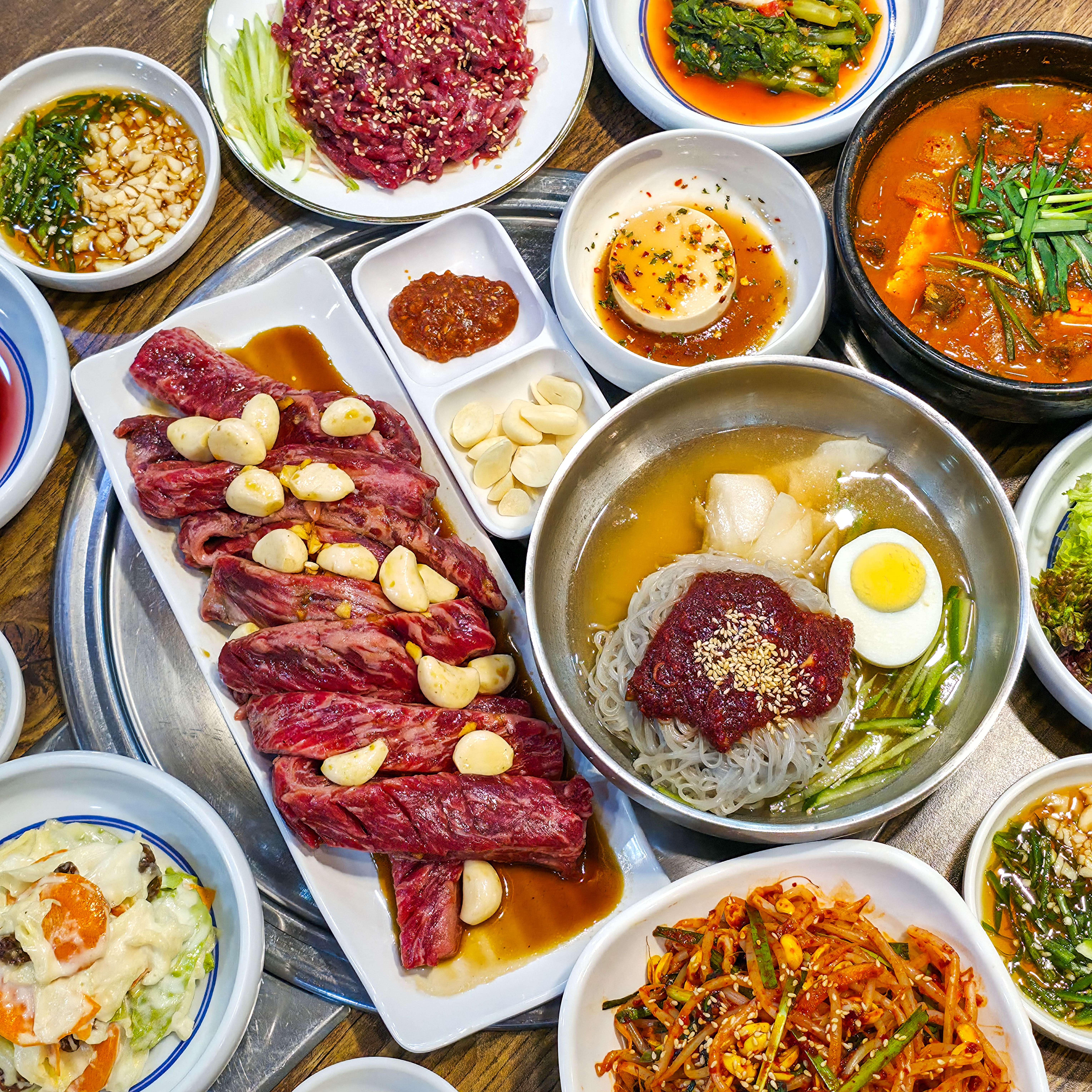 요즘 따라하는 곳이 많습니다. 원조는 한옥집입니다.