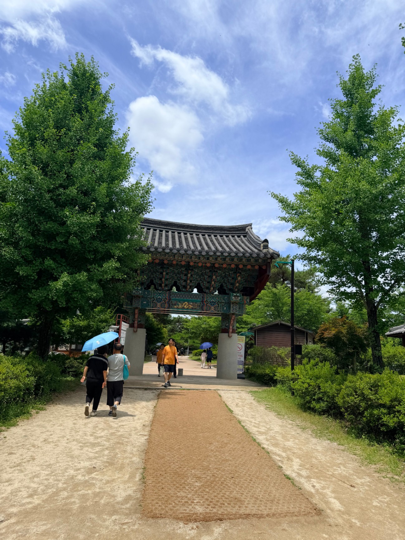 신륵사 입구전경
